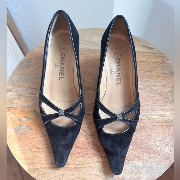 CHANEL Vintage Black Suede Leather 4 Leaf Clover CC Logo Appliqué Kitten Heels - Picture 2 of 15